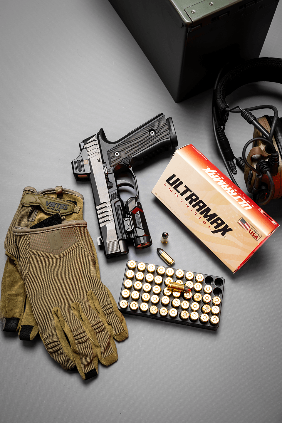 ULTRAMAX MAX ammunition box with hard cast cartridges fanned out